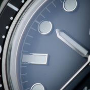 Dettaglio macro del quadrante nero dell’orologio subacqueo HTD Aquatic con indici e lancette luminescenti.