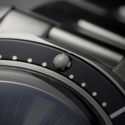 Dettaglio macro della ghiera girevole dell’orologio HTD Aquatic Spaceboy con punto luminoso a ore 12.