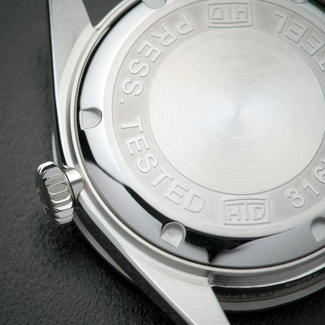 Fondello in acciaio satinato dell’orologio HTD Aquatic Spaceboy con incisioni e corona a vite.