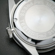 Fondello in acciaio satinato dell’orologio HTD Aquatic Spaceboy con incisioni e corona a vite.