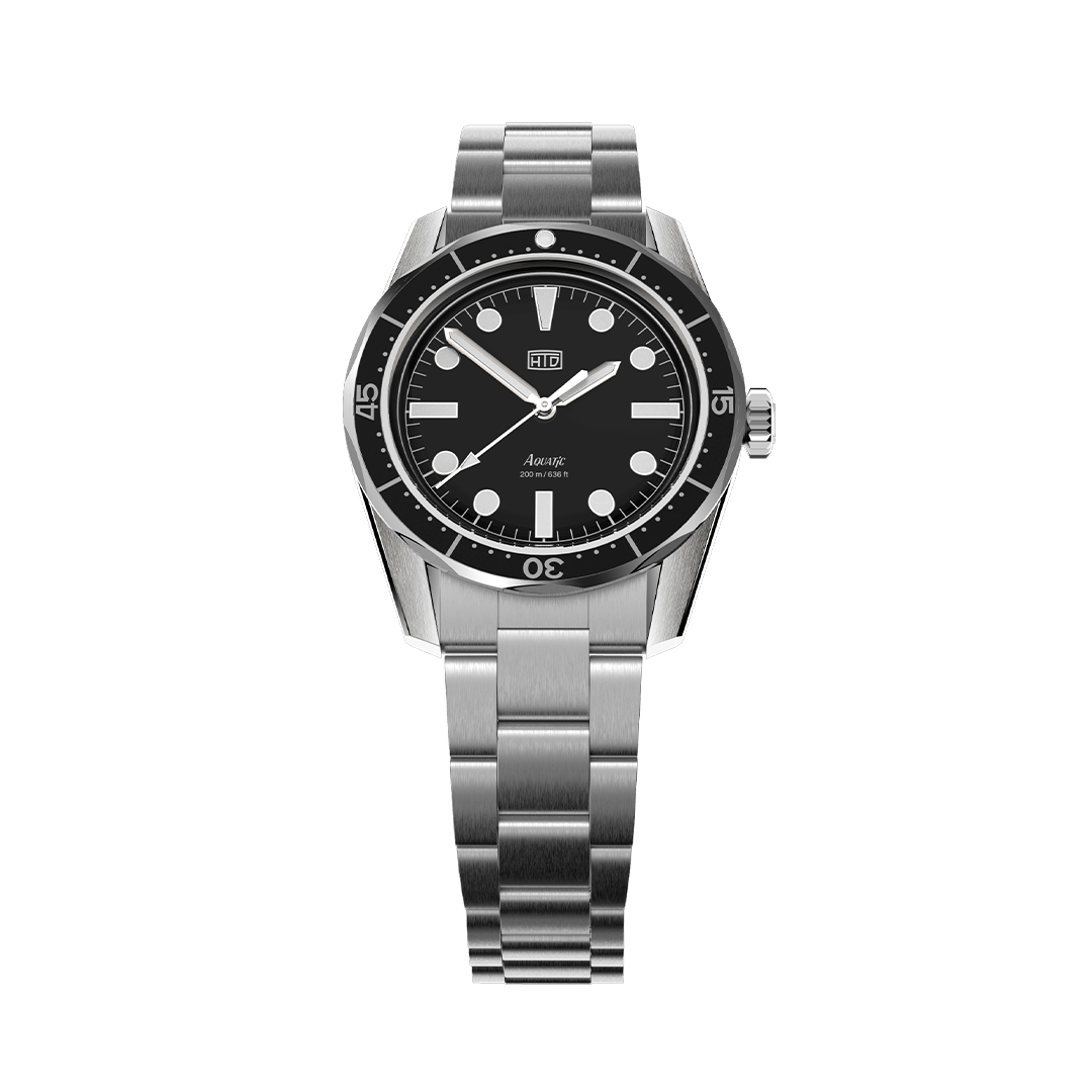 Orologio subacqueo HTD Aquatic Spaceboy in acciaio con quadrante nero e ghiera girevole, fotografato in tre quarti su sfondo bianco.