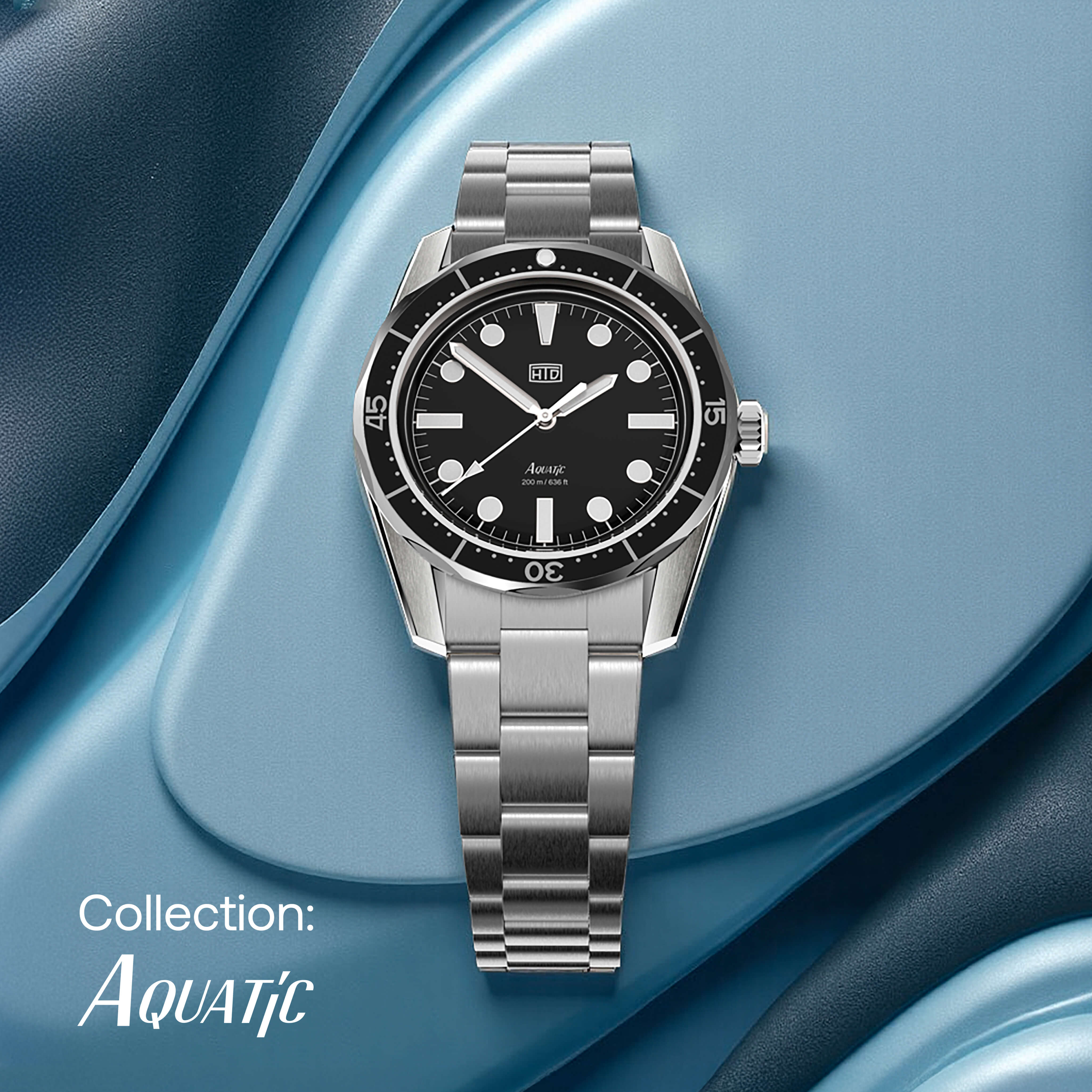 Orologio HTD Aquatic collezione subacquea, quadrante nero e bracciale in acciaio inox, presentato su sfondo azzurro con logo Collection Aquatic.