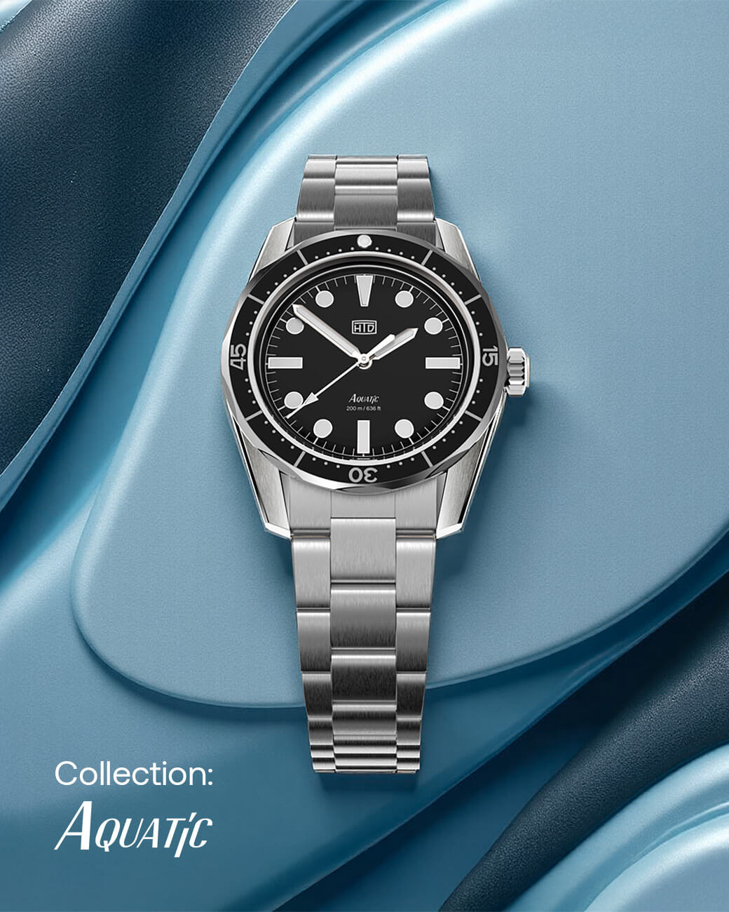 Orologio HTD Aquatic collezione subacquea, quadrante nero e bracciale in acciaio inox, presentato su sfondo azzurro con logo Collection Aquatic.