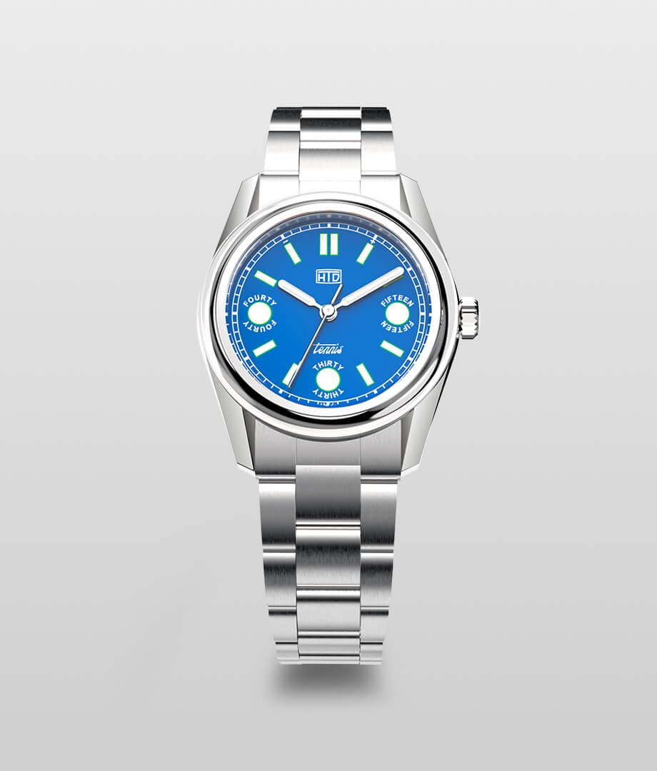 Orologio HTD Tennis Cemento in acciaio con quadrante blu acceso, modello sportivo da polso ispirato al tennis.