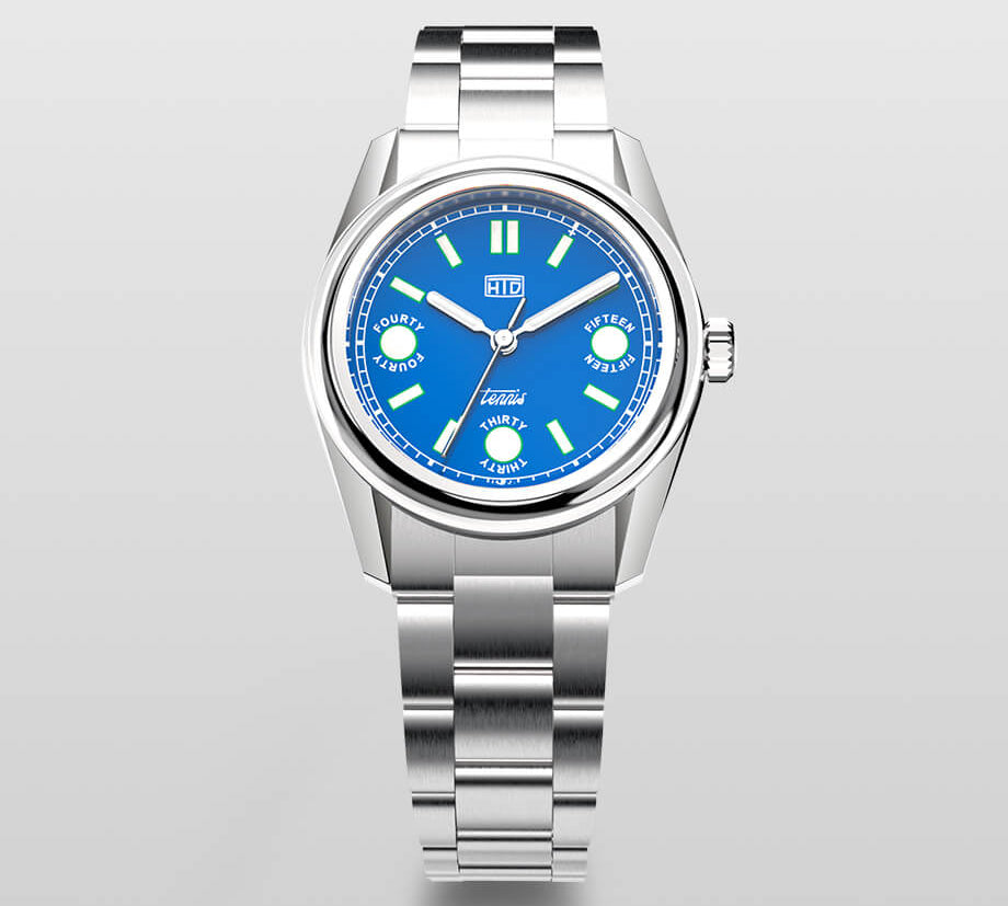 Orologio HTD Tennis Cemento in acciaio con quadrante blu acceso, modello sportivo da polso ispirato al tennis.