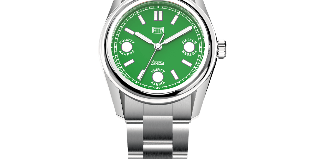 Orologio HTD Tennis Erba con quadrante verde brillante e dettagli ispirati al punteggio del tennis, bracciale in acciaio inox, foto frontale.
