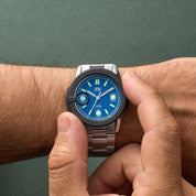 Orologio HTD Tennis Cemento al polso, quadrante blu brillante con dettagli a tema tennis, bracciale in acciaio.