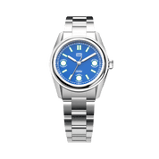 Orologio HTD Tennis Cemento con quadrante blu e dettagli ispirati al punteggio del tennis, fotografato frontalmente con bracciale in acciaio.