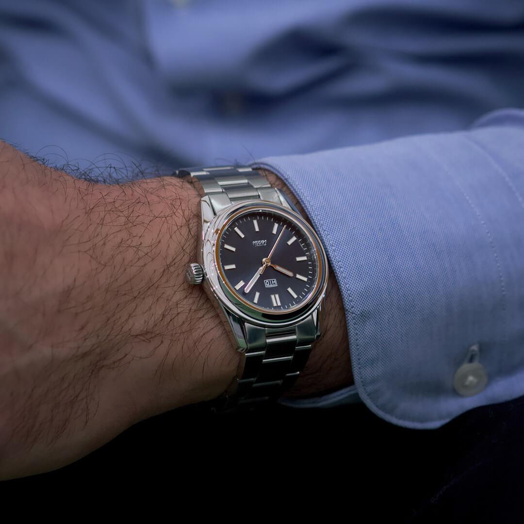 Orologio HTD Tennis Chic indossato al polso, quadrante blu, look elegante con camicia.