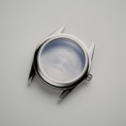 Fondello in acciaio dell’orologio HTD Tennis Chic con incisioni, inquadratura ravvicinata.