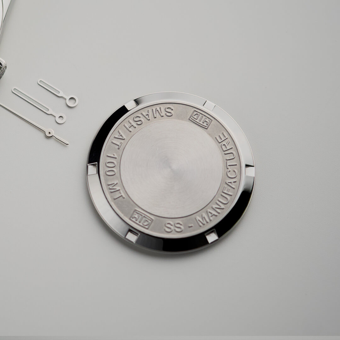 Fondello in acciaio dell’orologio HTD Tennis Chic con incisioni, inquadratura ravvicinata.