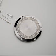 Fondello in acciaio dell’orologio HTD Tennis Chic con incisioni, inquadratura ravvicinata.