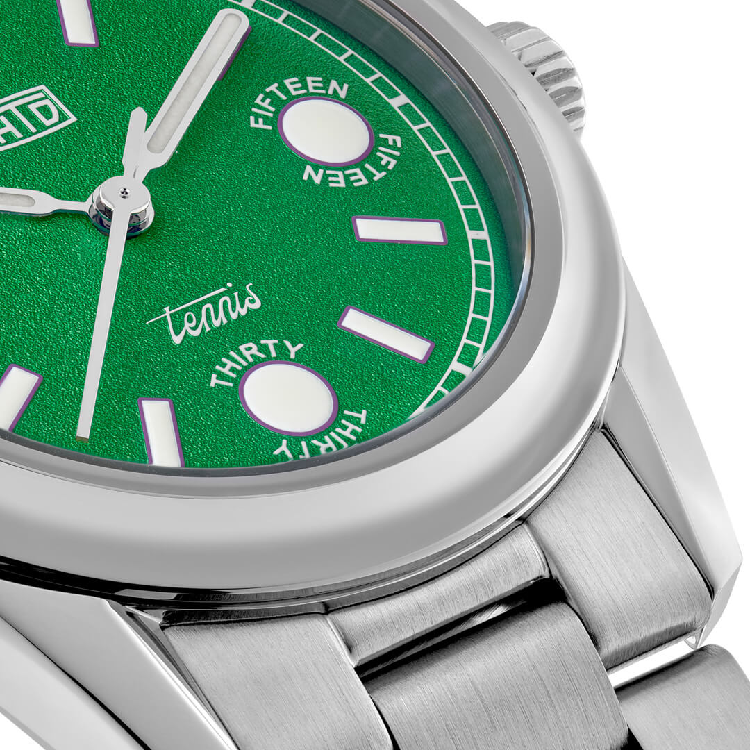 Dettaglio ravvicinato della cassa e del quadrante verde dell’orologio HTD Tennis Erba, con indici luminosi e scritta tennis.