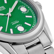 Dettaglio ravvicinato della cassa e del quadrante verde dell’orologio HTD Tennis Erba, con indici luminosi e scritta tennis.