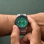 Orologio HTD Tennis Erba indossato al polso con protezione in gomma nera sul quadrante verde, bracciale in acciaio.