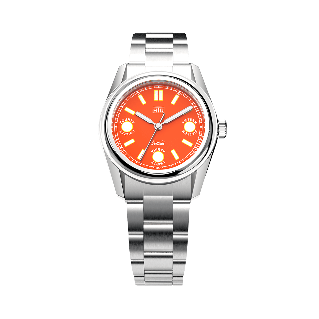 Orologio HTD Tennis Terra in acciaio con quadrante arancione acceso e indici luminescenti, fotografato frontalmente su sfondo bianco.