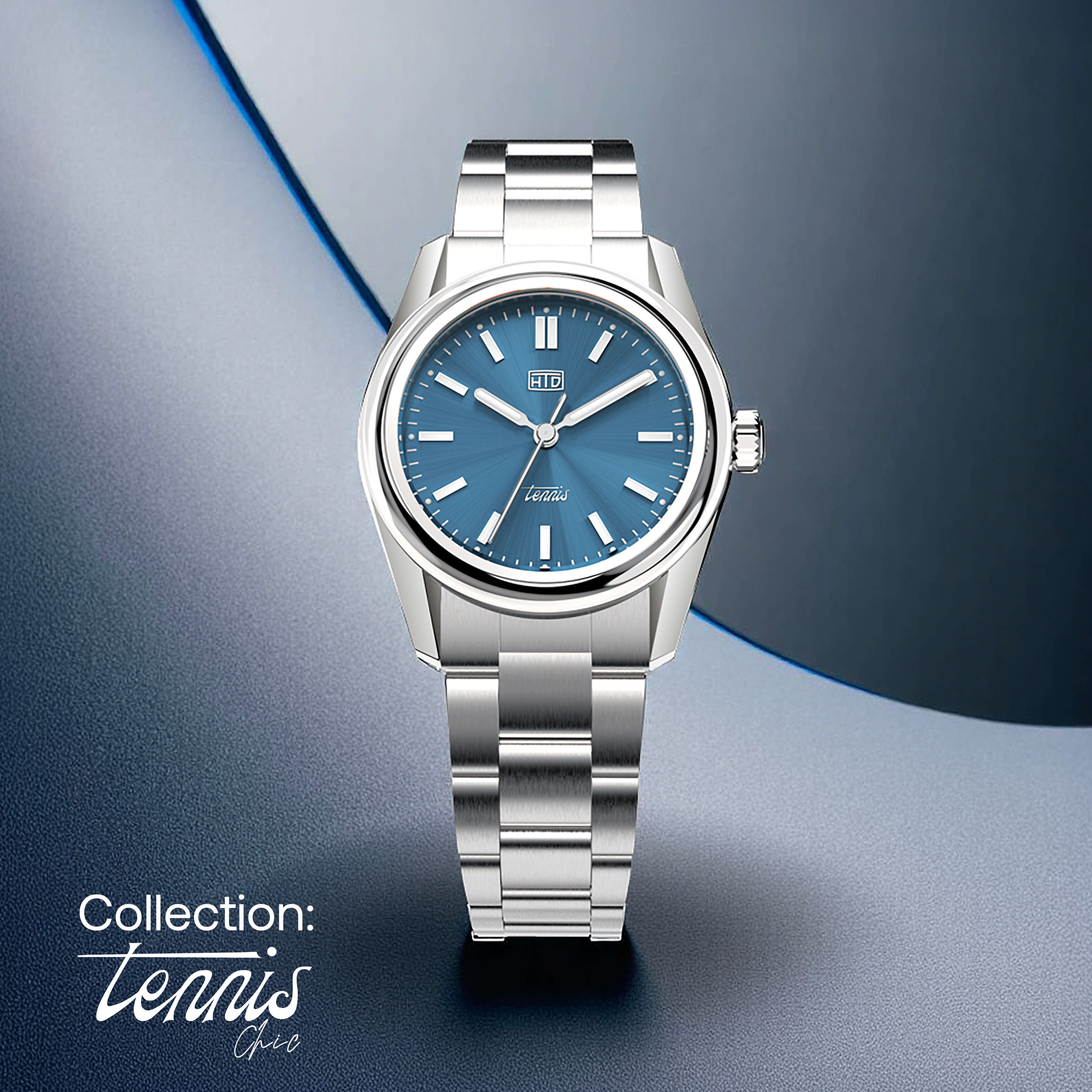 Orologio HTD Tennis Chic con quadrante blu e bracciale in acciaio inox, presentato su sfondo blu con logo Collection Tennis Chic.