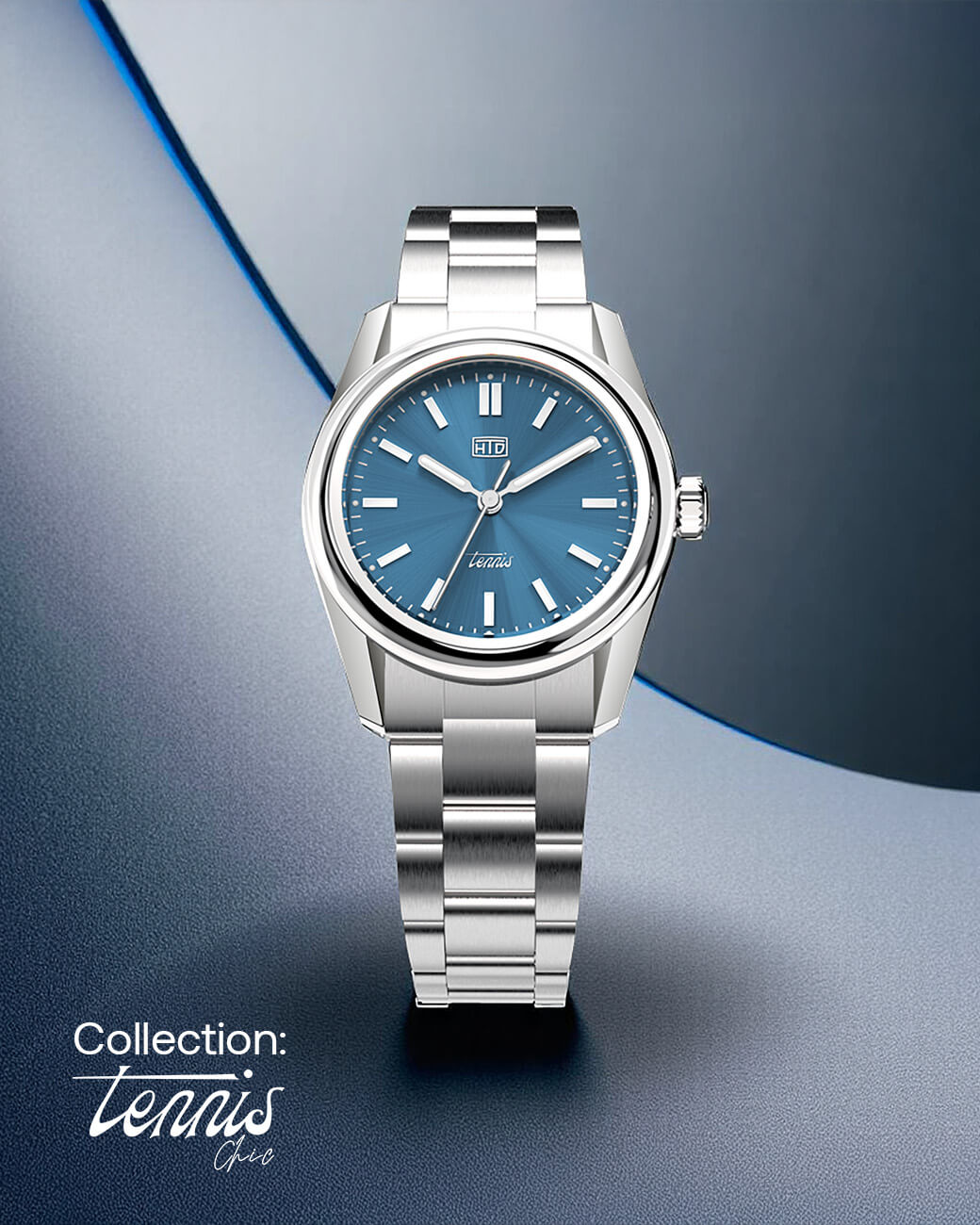 Orologio HTD Tennis Chic con quadrante blu e bracciale in acciaio inox, presentato su sfondo blu con logo Collection Tennis Chic.