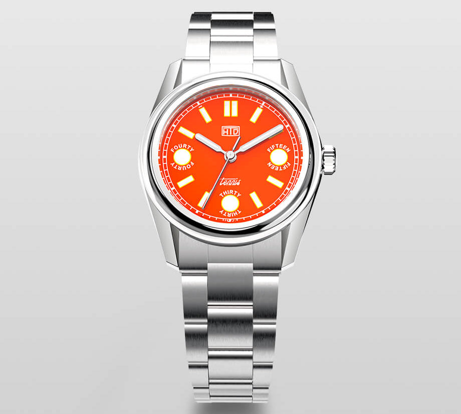Orologio HTD Tennis Terra in acciaio con quadrante arancione intenso, modello sportivo ispirato ai campi in terra battuta.